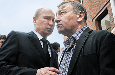 ארקדי רוטנברג (מימין) עם נשיא רוסיה. גם בתוך האוליגרכיה יש היררכיית קרבה לפוטין