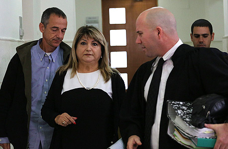 מימין:  עו"ד אורי קורב ושולה זקן במשפט טלנסקי המחודש
