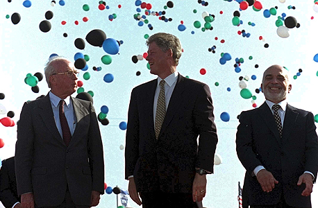 מימין: המלך חוסיין, נשיא ארה"ב ביל קלינטון וראש ממשלת ישראל יצחק רבין בטקס חתימת הסכם השלום