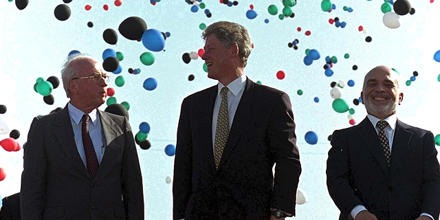 מימין: המלך חוסיין, נשיא ארה"ב ביל קלינטון וראש ממשלת ישראל יצחק רבין בטקס חתימת הסכם השלום, צילום: איי פי