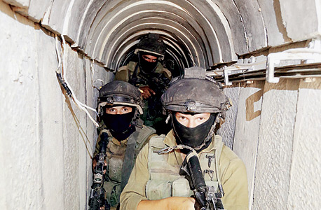 חיילי צה"ל במנהרות בעזה במהלך צוק איתן, צילום: גדי קבלו