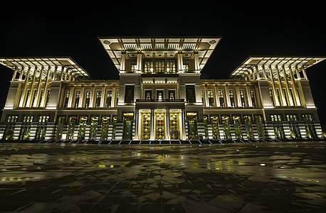 "הארמון הלבן" של נשיא טורקיה רג'פ טאיפ ארדואן. 3 מיליון מובטלים