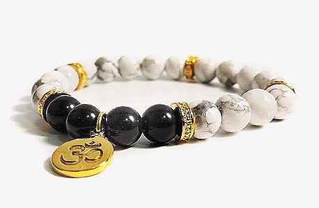 צמידים עם אבני חן ותליון עם סמל אום הינדי, שעשוי מתרמילי כדורים מותכים. 45 דול