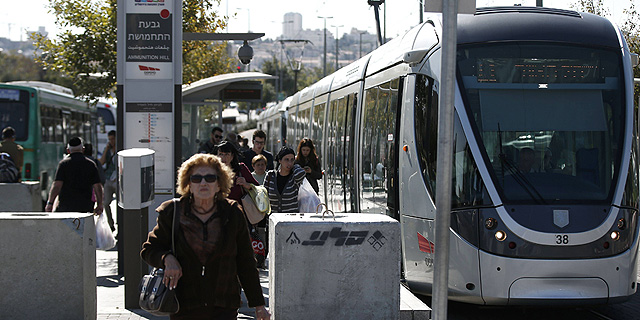 האוטובוסים בערים הגדולות נוסעים במהירות של 16 קמ&quot;ש, הרכבת הקלה בירושלים איטית מדי