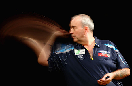 פיל טיילור. "זכה במספר שיא של 81 תארים מרכזיים מאז החל לשחק בגיל 26, לאחר שאשתו דאז העניקה לו במתנה סט של חצים"