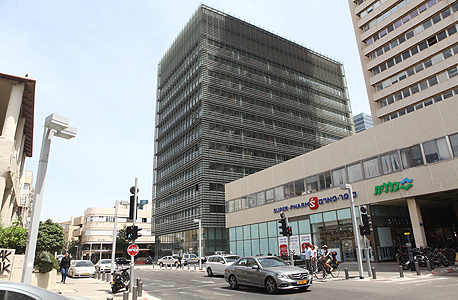 בניין הבורסה בתל אביב. רפפות הצללה מתכווננות 
