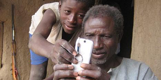 גייטס: לרבים מתושבי אפריקה אין חשבון בנק, אבל יש טלפון נייד