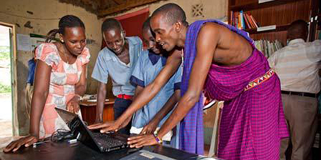 כמה גולשים, מחשב אחד. משתמשי אינטרנט באפריקה