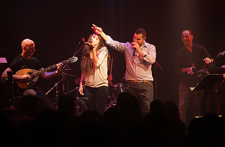 שלומי סרנגה בהופעה. חף מפוליטיקה של זהויות