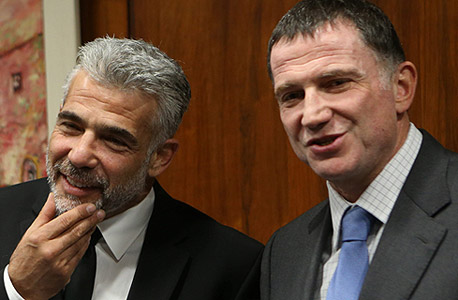 יו"ר הכנסת אדלשטיין ושר האוצר לפיד בעת הצגת התקציב לפני כשבוע