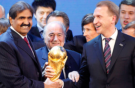 בלאטר (במרכז) עם גביע העולם והשייח' תאני מקטאר (שמאל) ואיגור שובאלוב, סגן ראש ממשלת רוסיה