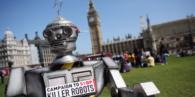רובוט פציפיסט בהפגנה נגד כלי נשק אוטונומיים