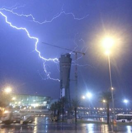 נתב"ג סופה חורף ברקים נמל תעופה, צילום: שחר חדד (מייל אדום)