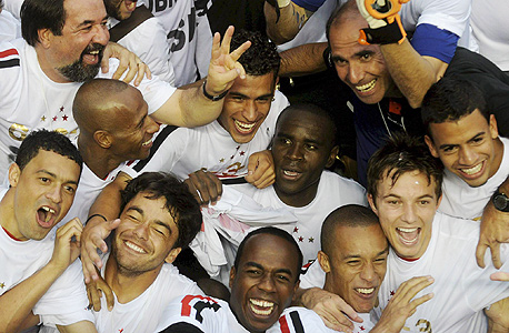שחקני סאו פאולו חוגגים אליפות שלישית. הקבוצה מובילה את טבלת הרווחים הברזילאית