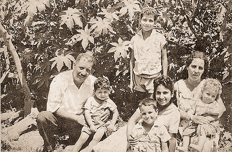 1959. סמי מצלאוי (11, עומד) עם האם ג'ורג'יה, האב יעקב, האחים דליה (13), עופר (3) ומשה (שנה) ואחד האחיינים בגינת ביתם באור יהודה