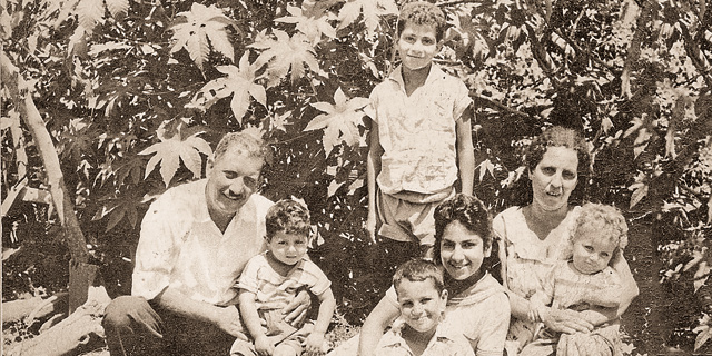 1959. סמי מצלאוי (11, עומד) עם האם ג