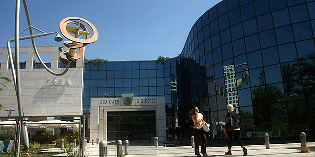 מגדל מוציאה לפועל את מכירת אחזקותיה בקניון רמת אביב באמצעות מכרז
