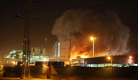 כוחות הכיבוי השתלטו על השריפה במפעל אגן כימיקלים באשדוד; 4 פצועים
