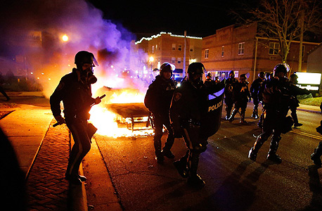 המהומות בפרגוסון. למעלה ממאתיים איש נעצרו, 11 נפגעו