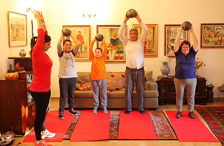 אימון משפחתי. התוכנית מחייבת אימון כושר שבועי משותף ושני אימונים נוספים ביחד או לחוד