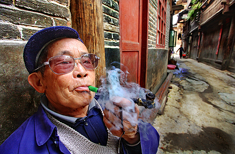 אדם מעשן בסין. בקרוב המגבלות יוחמרו