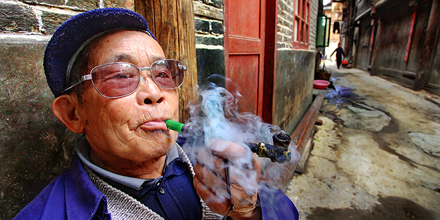 אדם מעשן בסין. בקרוב המגבלות יוחמרו, צילום: שאטרסטוק