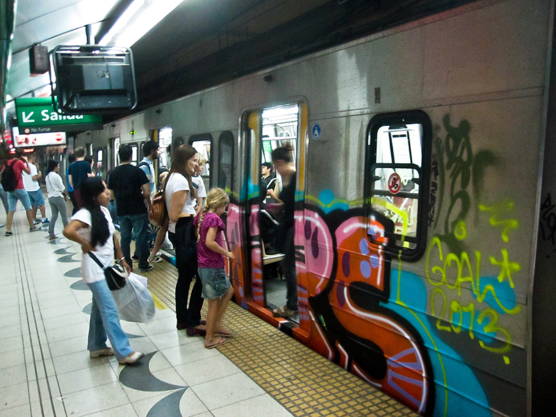 רכבת תחתית בבואנוס איירס, חופשי חודשי בפחות משלוש שעות עבודה בשכר מינימום, צילום: asa-agency.com
