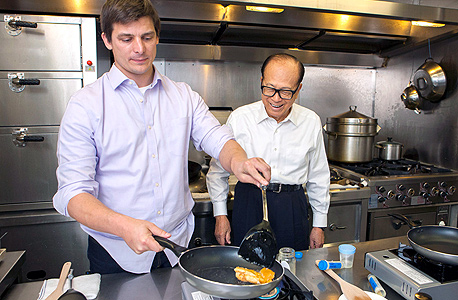 המנכ"ל ג'וש טטריק מכין מקושקשת נטולת ביצים למשקיע לי קא־שינג. אחרי ארה"ב, המוצרים בדרך לאסיה ולאירופה, עם הפנים גם לאפריקה