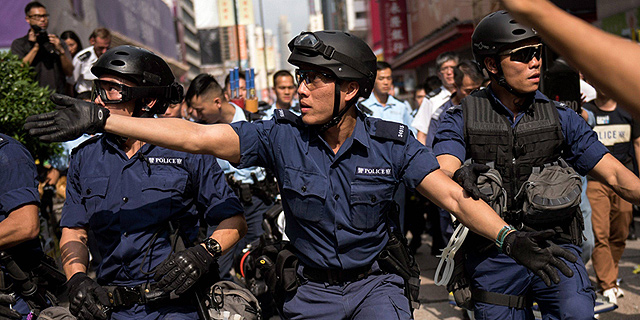 משטרת הונג קונג פינתה מעוז מפגינים גדול ועצרה שניים ממנהיגיהם