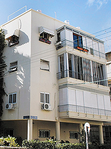 בניין דירות בת"א. הצעירים יכולים לגור גם בערי הנדל"ן של ת"א, צילום: בועז אופנהיים