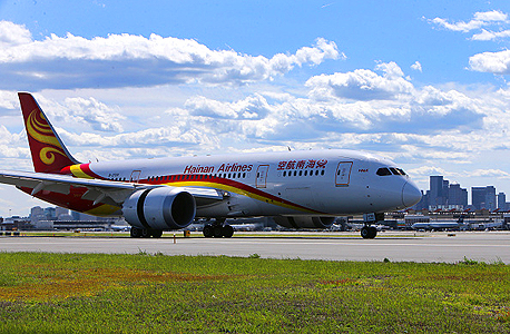 A Hainan Airlines airplane