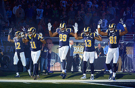 שחקני סט לואיס ראמס מפגינים עם הידיים למעלה. איגוד השוטרים של סנט לואיס זעם על המחאה של שחקני הראמס במשחק השבוע, וקרא להעניש את השחקנים המעורבים. עוד דרשו באיגוד התנצלות מה-NFL ומהקבוצה