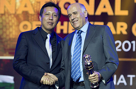 ג'בריל רג'וב עם בכיר בהתאחדות הכדורגל של אסיה. "לא מספיק הגינוי של ספ בלאטר"