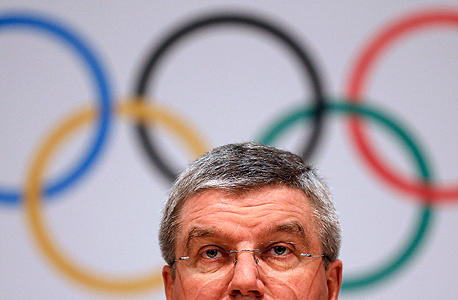 תומאס באך, נשיא ה-IOC. מנכ"ל אינטל אמר בטקס החתימה: "אנו נרגשים להצטרף לתנועה האולימפית ולשלב את הטכנולוגיות החדשניות של אינטל על מנת לשפר את חוויית המשחקים האולימפיים עבור אוהדים ברחבי העולם"