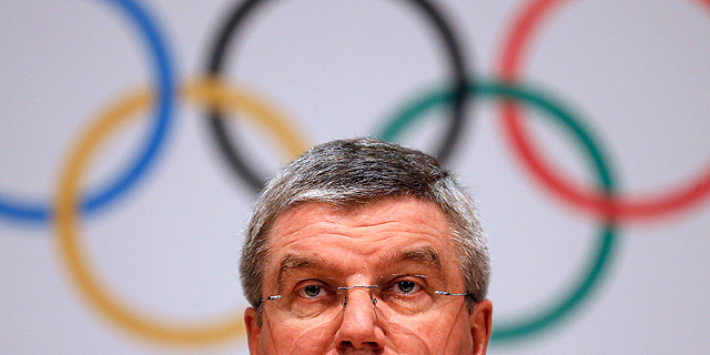 תומאס באך, נשיא ה-IOC. מנכ"ל אינטל אמר בטקס החתימה: "אנו נרגשים להצטרף לתנועה האולימפית ולשלב את הטכנולוגיות החדשניות של אינטל על מנת לשפר את חוויית המשחקים האולימפיים עבור אוהדים ברחבי העולם", צילום: רויטרס