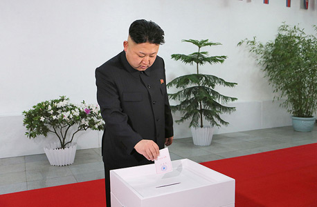 קים ג'ונג און מצביע לעצמו כמנהיג הכי דמוקרטי בכל הגלקסיה
