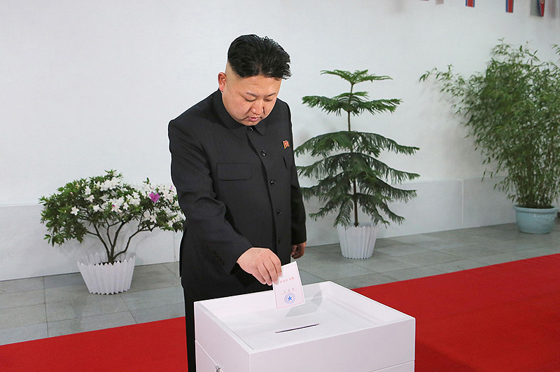 קים ג'ונג און בבחירות האחרונות במדינה. נחשו למי הצביע