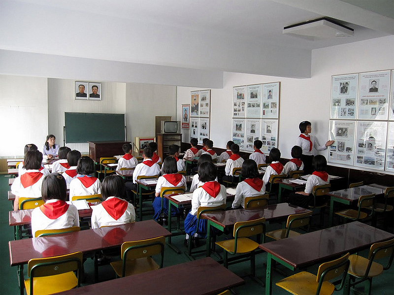 שיעור בבית ספר בצפון קוריאה. כולם יודעים לכתוב "קים איל-סונג", צילום: Stefan Krasowski, Flickr