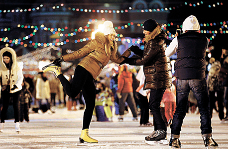 פסטיבל החלקה על הקרח לכבוד השנה החדשה, החודש במוסקבה צילומים: רויטרס, אי.פי.אי