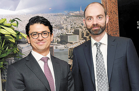 מימין: וויליאם סלס, מנהל השקעות ראשי בחטיבת הבנקאות הפרטית של HSBC, וקרלוס קדויד, מומחה השקעות בכיר
