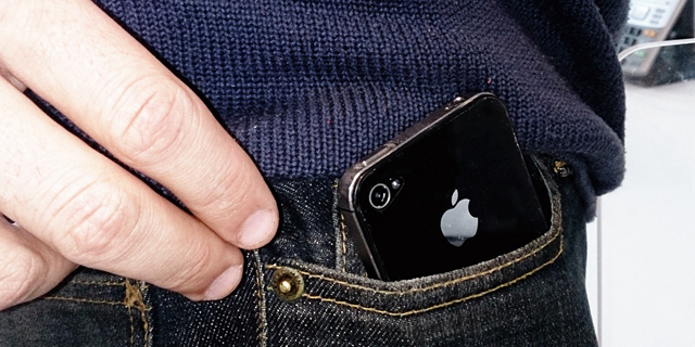 אפל מודה: מתאמי כבל האייפון מהווים סיכון בטיחותי