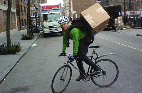 שליח ניו יורק אופניים אמזון, צילום: Veljoy.com