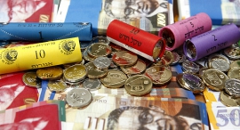 Israeli currency. Photo: Bloomberg