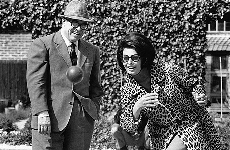 סופיה לורן במעיל מנומר עם קרלו פונטי משחקים פטאנק ביום נישואיהם ב־1966
