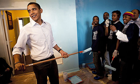 ברק אובמה צובע קיר במקלט לבני נוער בוושינגטון, צילום: בלומברג
