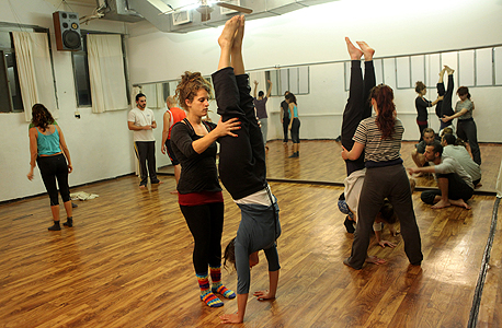 עולים לעמידת ידיים. העבוה בזוגות נועדה למנוע נפילות