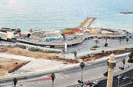 מבנה הדולפינריום הנטוש בטיילת בתל אביב