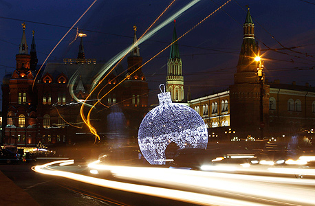 הכדור הענק שהוצב במרכז מוסקבה לכבוד חג המולד והשנה החדשה, צילום: רויטרס
