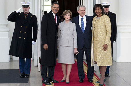 מתחלפים ברק ו מישל אובמה  ג'ורג' ו לורה בוש נשיא ארצות הברית , צילום: בלומברג