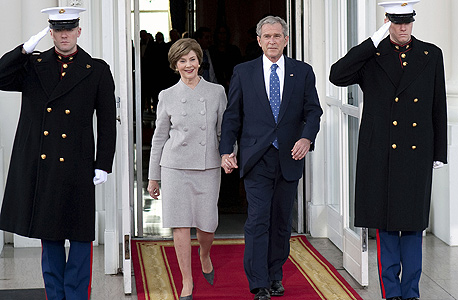 עוזבים את הבית הלבן  ג'ורג' ו לורה בוש נשיא ארצות הברית , צילום: בלומברג
